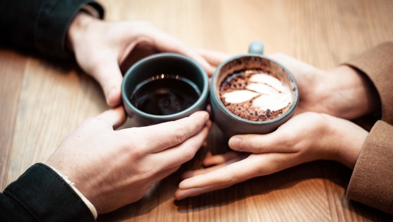 Пьют кофе и разговаривают unsplash Пьют кофе и разговаривают unsplash