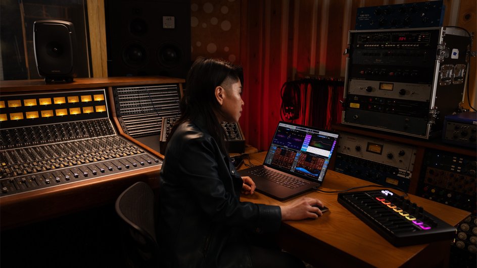 Logic Pro позволяет пользователям создавать музыку независимо от того, находятся ли они в студии или в пути