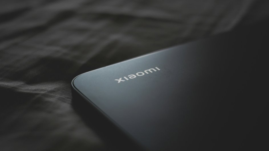 логотип xiaomi на смартфоне