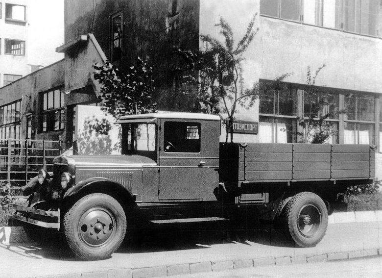 Экспортный АМО-2 отличали никелированная решетка радиатора и бампер. Первые грузовики продали за границу в 1931-м