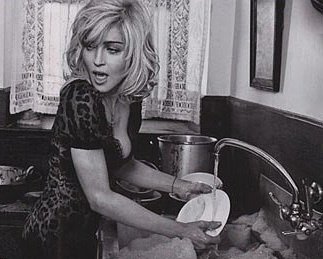 Мадонна в рекламной кампании Dolce&Gabbana тоже моет посуду. Интересно, как поживают ее руки?