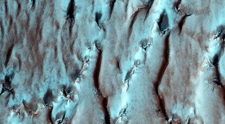 Изображение, сделанное космическим аппаратом Mars Reconnaissance Orbiter, показывает слои льда вблизи южного полюса Красной планеты. Фото: NASA/JPL-Caltech/University of Arizona