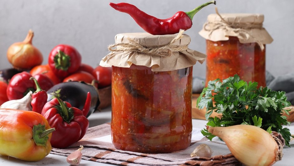 Салат из болгарского перца и баклажанов, законсервированный в банках. Салат из болгарского перца и баклажанов, законсервированный в банках.