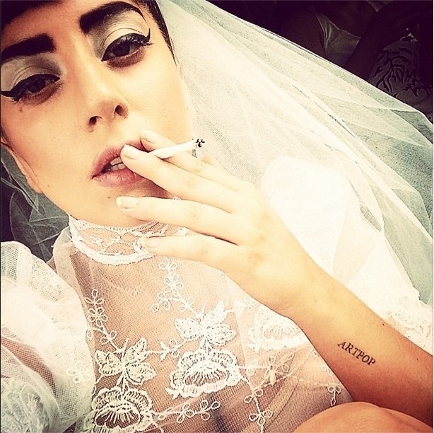 В таком странном виде Леди Гага катается по городу