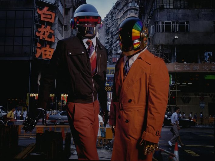 Группа Daft Punk в своих фирменных шлемах Группа Daft Punk в своих фирменных шлемах