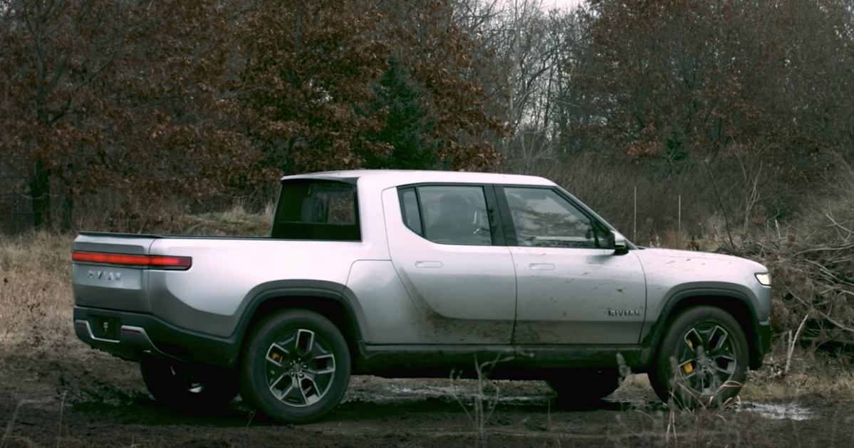 Джип разворачивается на месте. Rivian r1t. Rivian Pickup. Американский электропикап. Rivian r1t фото.