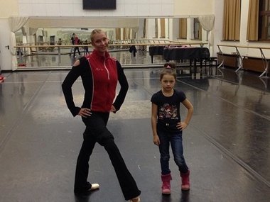 Slide image for gallery: 3381 | Комментарий «Леди Mail.Ru»: Волочкова также приобщает свою дочь к балету