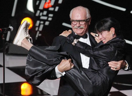 Президент несет председателя: Никита Михалков с Джеральдиной Чаплин на руках покидает сцену и церемонию закрытия 33-го ММКФ