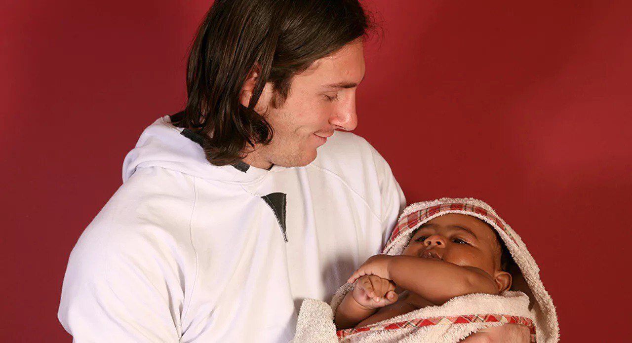 «Возможно, это Ямаль благословил Месси». Отец Ламина пошутил о фото, где Лео купает его сына