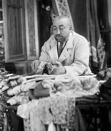 Поль Пуаре за работой в ателье, Париж, 1926 год