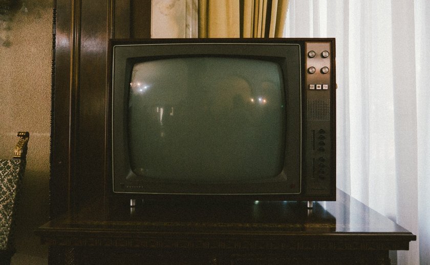 Почему щелкает телевизор после выключения
