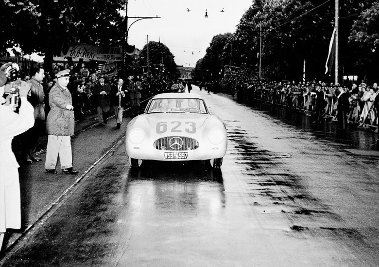 Боевое крещение «крыла чайки» пришлось на 1000-мильную гонку Mille Miglia в мае 1952-го