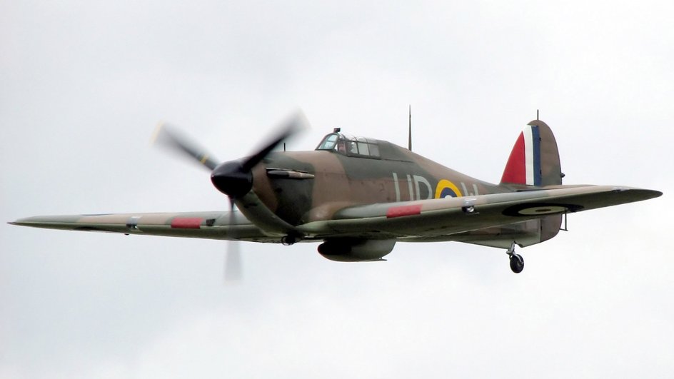 Британский истребитель Hawker Hurricane в небе