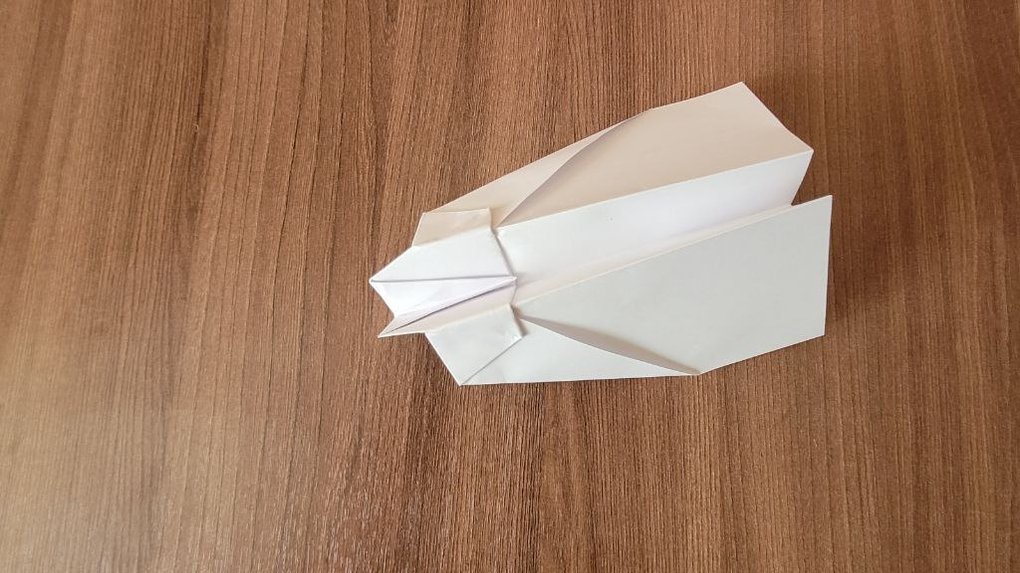 Общий вид самолета из бумаги с тяжелым носом