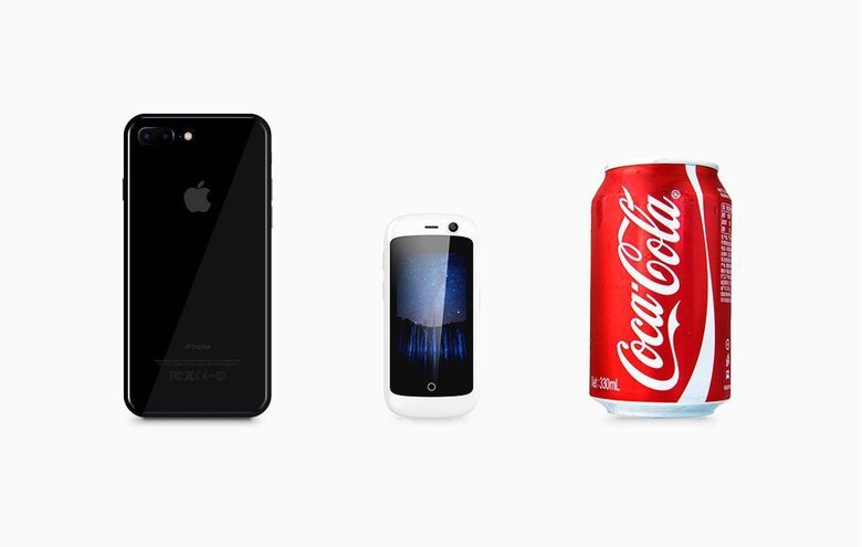Jelly рядом с iPhone 7 Plus и банкой Coca-Cola.