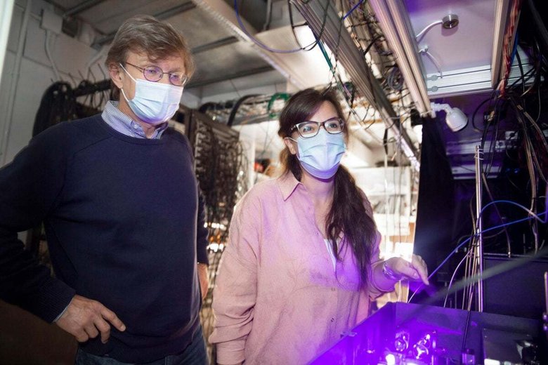 Исследователи из Гарварда Михаил Лукин (слева) и Джулия Семегини (справа) возглавили команду, которая впервые наблюдала экзотическое состояние материи, называемое квантовой спиновой жидкостью. Фото: Harvard Staff Photographer