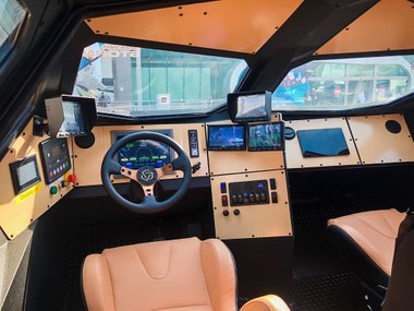 slide image for gallery: 27509 | Стивен Сигал представил бронированный гусеничный электрокар