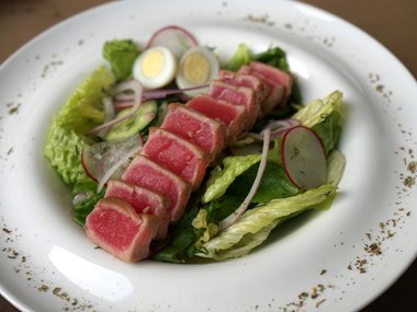 Slide image for gallery: 7338 | В ресторане «Ткемали» с тунцом — свежим или консервированным (580/410 руб.) — готовят овощной салат