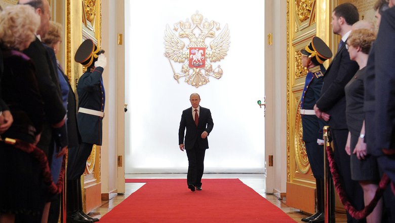 Избранный президент РФ Владимир Путин входит в Андреевский зал Большого Кремлевского дворца во время церемонии инаугурации. 2012 год