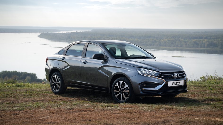 Серый седан Lada Vesta стоит на берегу реки