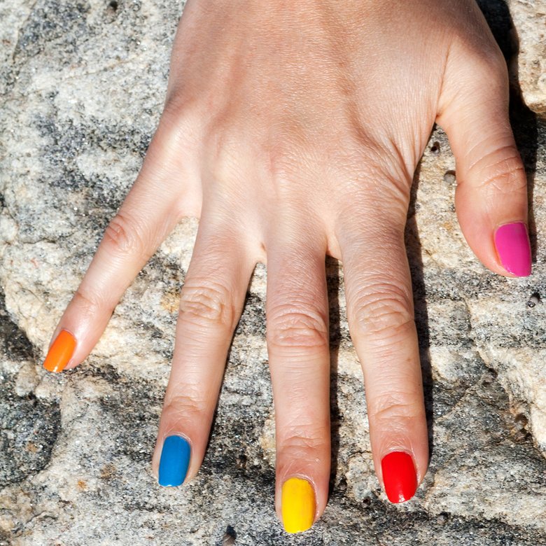 Разукрасить ногти в разные цвета — худшее, что вы можете придумать