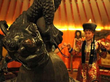 Культура Бурятии во многом схожа с монгольской, китайской и другими азиатскими культурами. Например, одним из ее символов является дракон. Он несет в себе сакральное значение, поскольку считается символом возрождения народа.