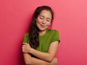 забота о себе, девушка обнимает себя