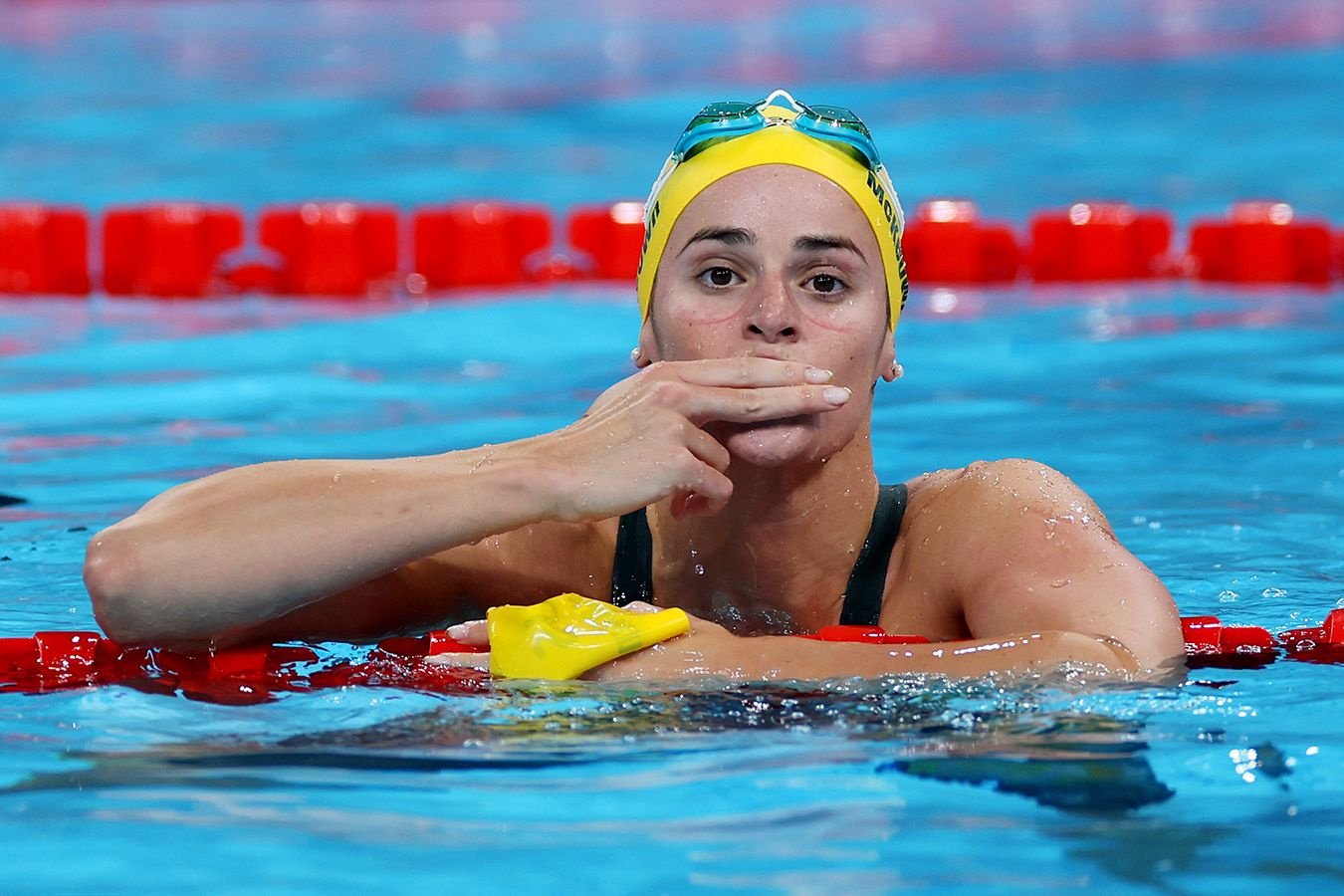 Австралийская пловчиха Кейли Маккеоун с рекордом выиграла 100 м на спине на Олимпиаде-2024