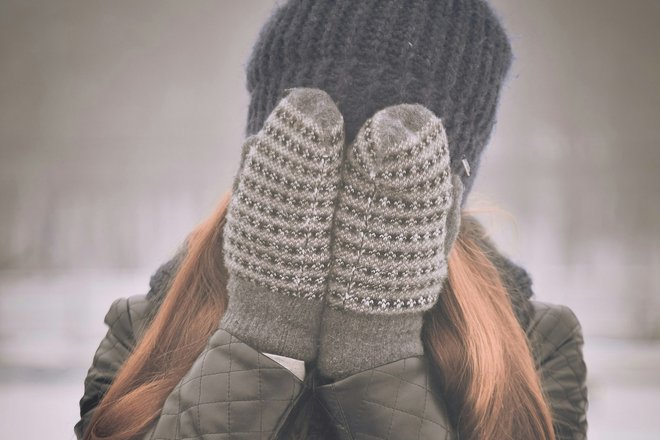 Девушка, закрывшая лицо руками Девушка, закрывшая лицо руками