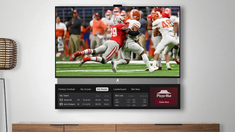 Как, например, здесь. На основном экране — матч, на большей части второго дисплея — данные об игроках, а справа — реклама Pizza Hut. Фото: Telly