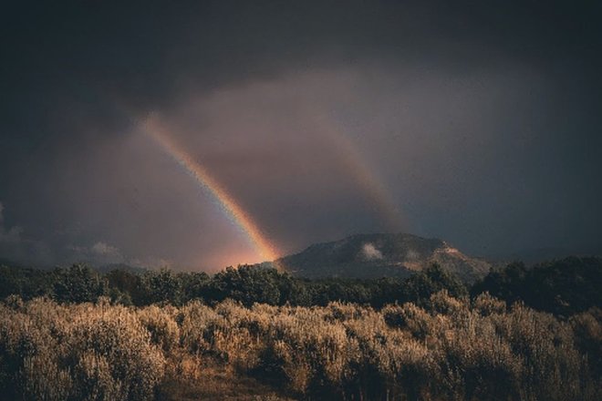 Чрезвычайно редкая двойная лунная радуга была сфотографирована над Колорадо, в ночь перед суперлунием