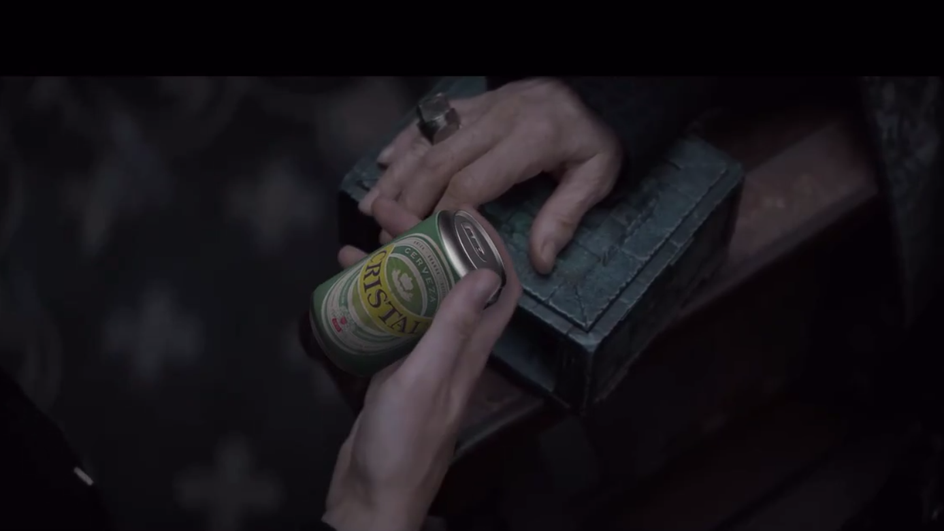Полу Атрейдесу преподносят заветную баночку чилийского пива