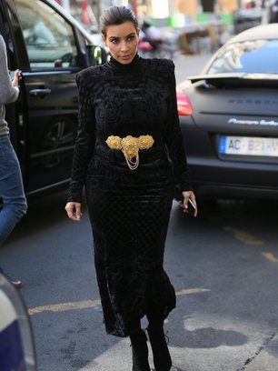 Slide image for gallery: 3826 | Комментарий «Леди Mail.Ru»: Для поездки в Париж Ким выбрала удивительно скромные наряды. Сначала звезда реалити-шоу была в черном бархатном платье с длинными рукавами и высоким горлом, привычную для Кардашьян вычурность кото