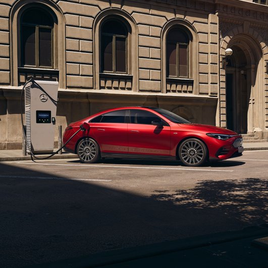Mercedes-Benz CLA на зарядке Mercedes-Benz CLA на зарядке