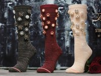 Content image for: 499874 | Рианна выпустила носки для сильных и независимых женщин