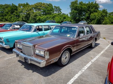 slide image for gallery: 24115 | Lincoln Town Car