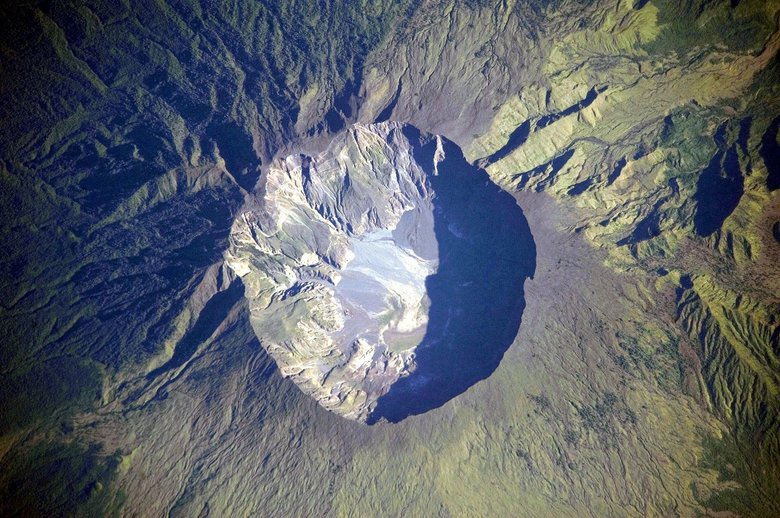 Огромная кальдера образовалась, когда был уничтожен пик Тамборы, высота которого оценивалась в 4000 метров, а магматический очаг внизу опустел во время извержения 1815 года. Фото: wikimedia / NASA