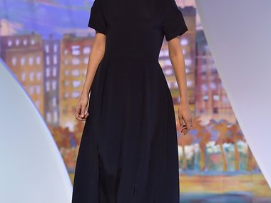 Slide image for gallery: 3956 | если на открытии фестиваля София Коппола стала одной из самых стильных гостий, то на закрытии вкус подвел режиссера — ее черное платье смотрелось слишком мрачно, а из-за верха а-ля футболка напоминало скалу. Не спасло Софию