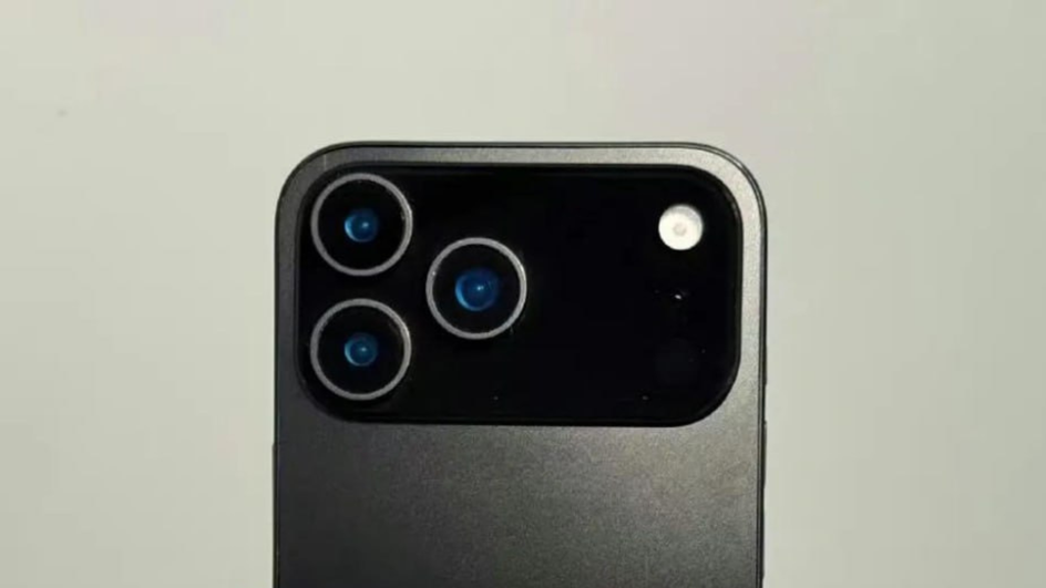Фото прототипа iPhone 17 Pro блок камер
