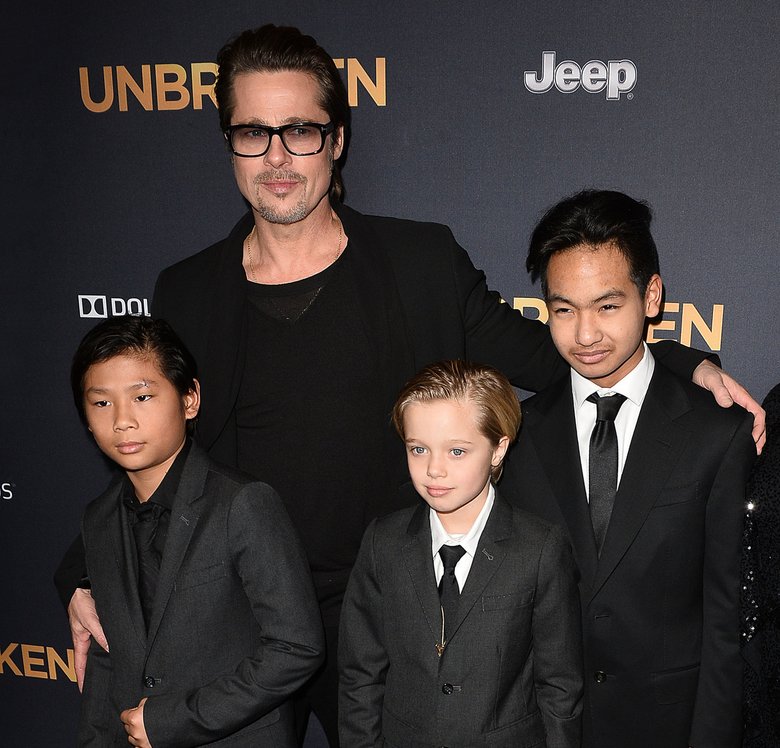 Анджелину Джоли на премьере ее фильма подменили Брэд Питт и дети (слева направо: 11-летний Пакс Тьен, 8-летняя Шайло Нувель и 13-летний Мэддокс)