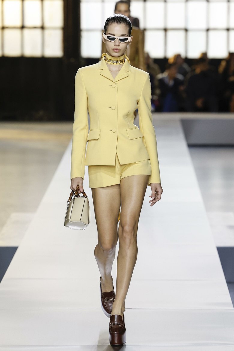 Модель в желтой одежде на показе Gucci Модель в желтой одежде на показе Gucci
