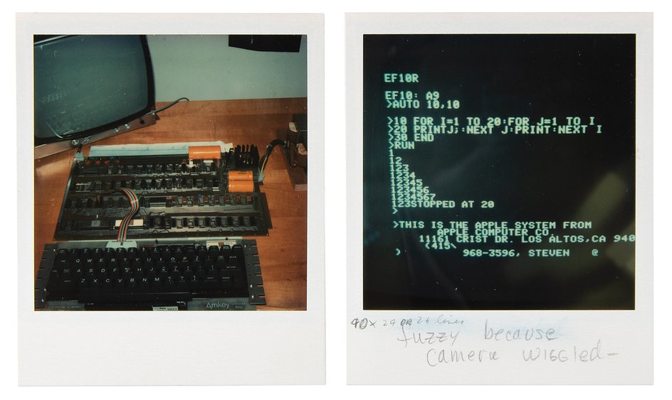 Полароидные фото компьютера и экрана Apple-1