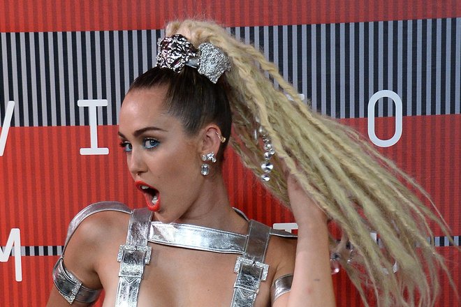 Майли Сайрус на премии MTV Video Music Awards в Лос-Анджелее, 2015 год Майли Сайрус на премии MTV Video Music Awards в Лос-Анджелее, 2015 год