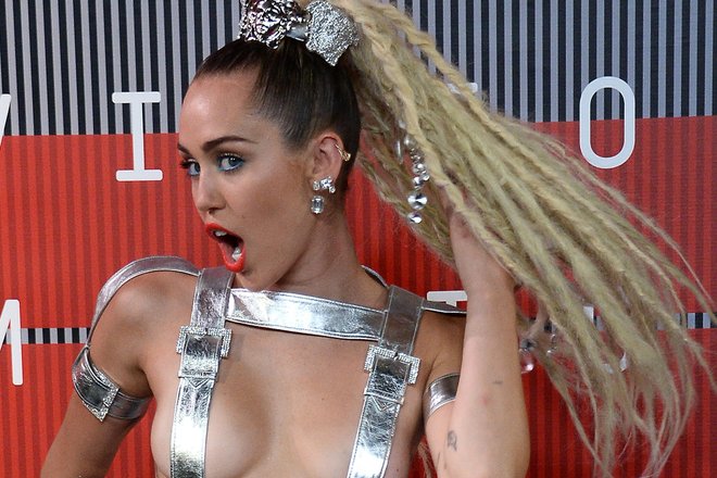 Майли Сайрус на премии MTV Video Music Awards в Лос-Анджелее, 2015 год Майли Сайрус на премии MTV Video Music Awards в Лос-Анджелее, 2015 год