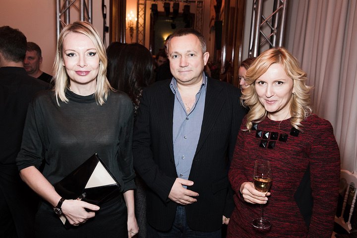 Гости показа: главный редактор Vogue Russia Виктория Давыдова (слева) и папа Киры Сергей Пластинин