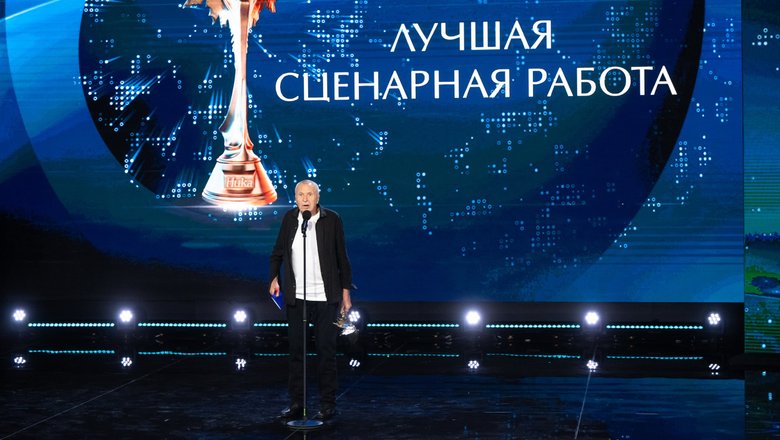 Андрей Смирнов на сцене премии «Ника»
