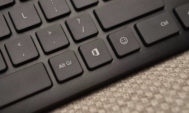 Новые клавиши расположились между Alt и Ctrl справа от пробела / фото The Verge