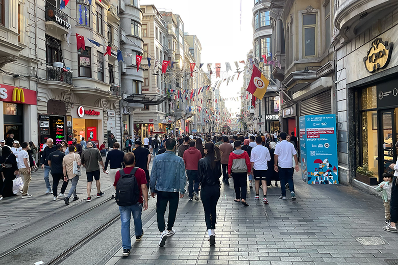 Самая оживленная улица Стамбула — Истикляль, практически местный Арбат