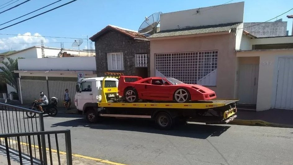 Реплику Ferrari F40 увозят на эвакуаторе