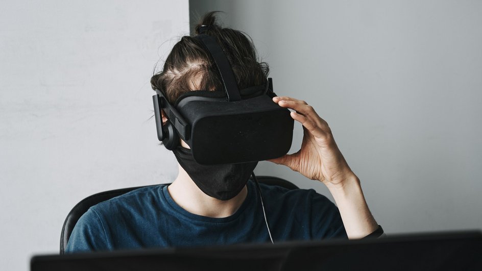 Человек в VR-очках Человек в VR-очках